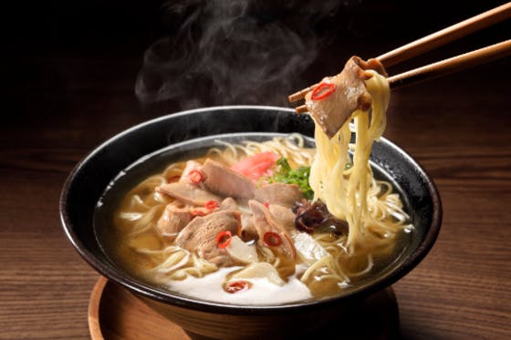 福岡県古賀市の老舗食品メーカーが４０年作り続けるスープから「古賀ラーメン」が誕生