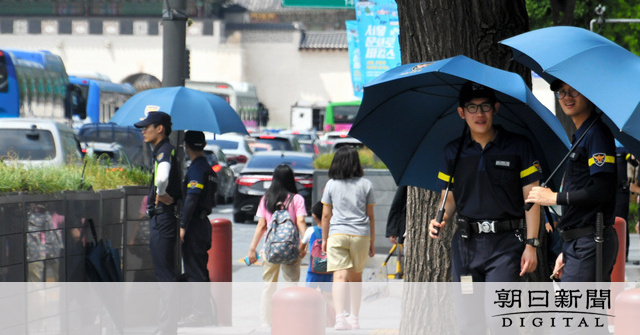 韓国語で「暴炎（ポギョム）」と呼ばれる猛暑が続くソウルで、炎天下でデモや在外公館の警備をしている警察官に、熱中症対策のた
