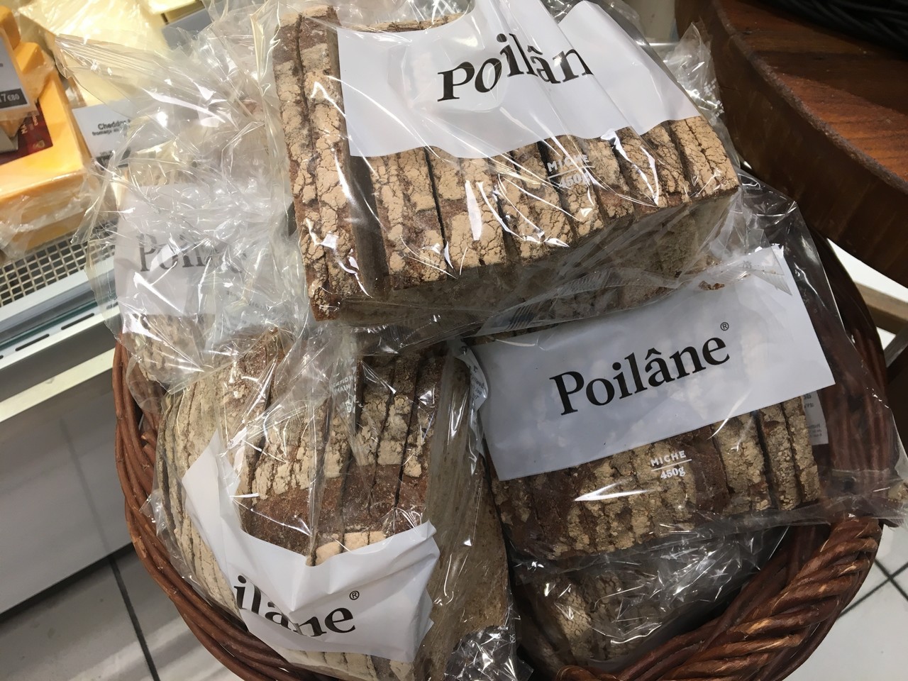 パリで人気のパン屋さんPoilâne（ポワラーヌ）の意外で便利な買い方_