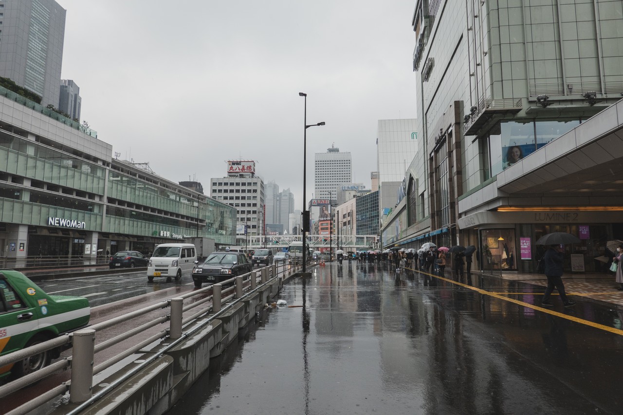 雨の新宿駅前