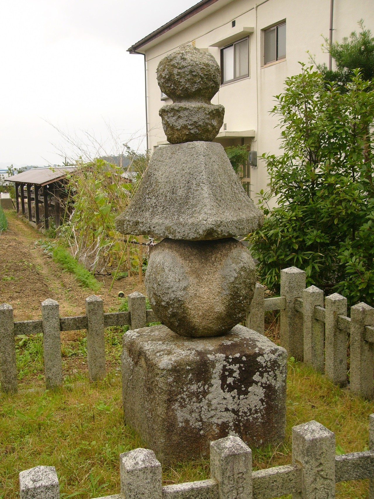 京都府内の石造物⑬：文殊三角五輪塔｜綾