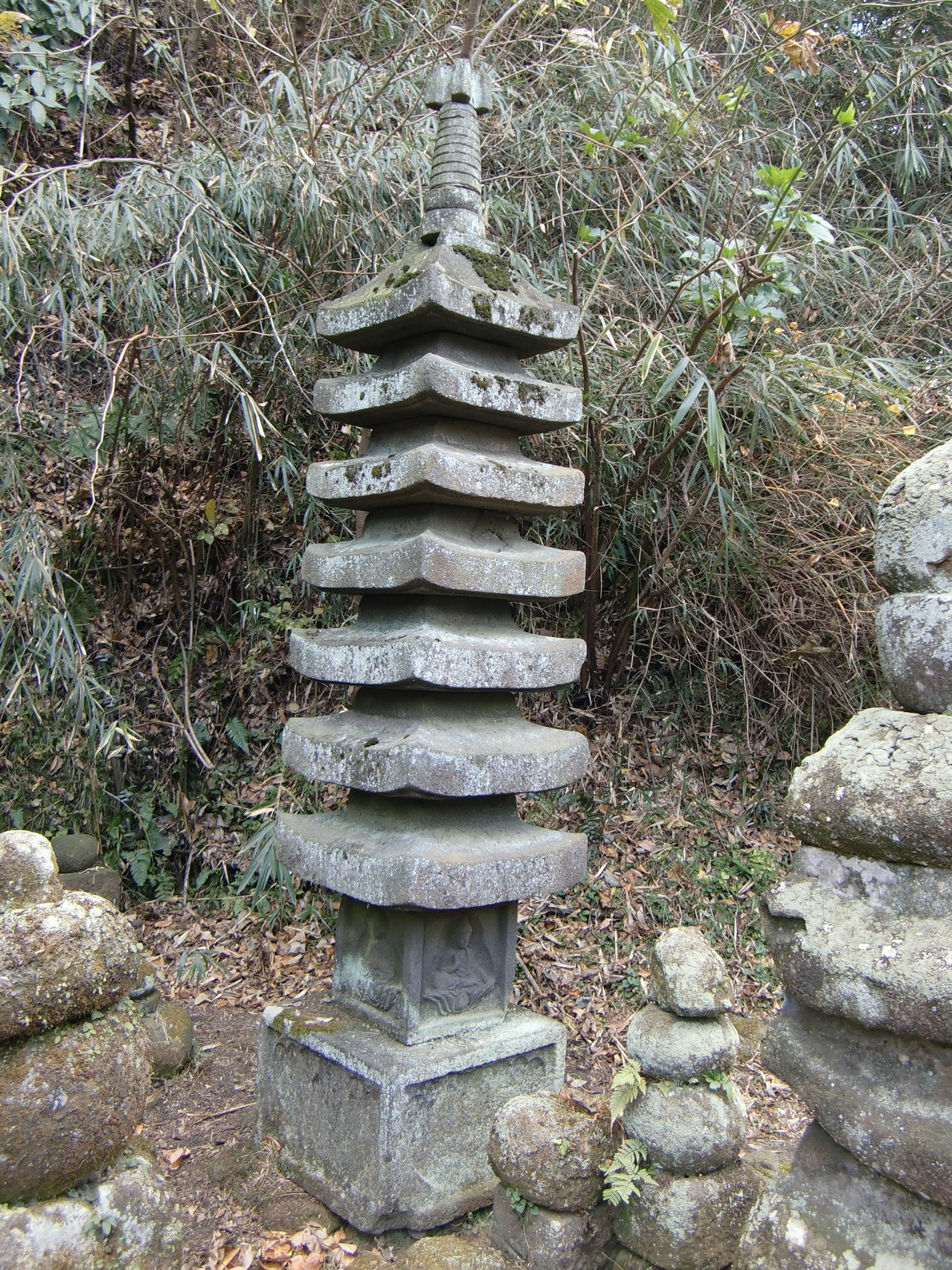 神奈川県内の石造物 西方寺跡層塔 伝 上杉憲方の墓 綾 Note