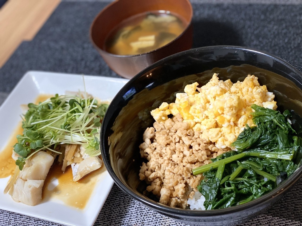 11 2 たび家の晩御飯 三色そぼろ丼 白身魚としょうがのレンジ蒸し 揚げとわかめの味噌汁 はぐくみ専門家 10冊超 絵本マイスター 100公園 制覇 Life Lighter Noter田平貴洋 Note