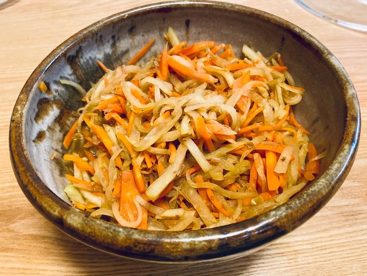 ハヤトウリとニンジンのキンピラです。
炒めてもシャキシャキ、微かな甘みもあって美味しかったです。
溶き卵とかつおぶしを入れてシリシリとかも美味しいかも。
大根葉と白菜の塩もみも添えて。