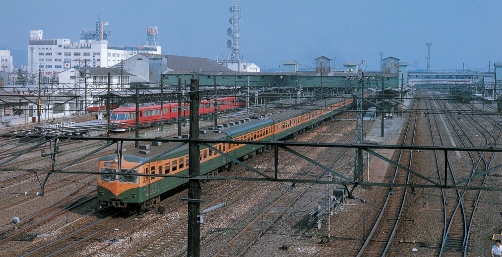 昔はこんな駅だった!? カラーで楽しむ60年前の懐かしの全国駅前風景