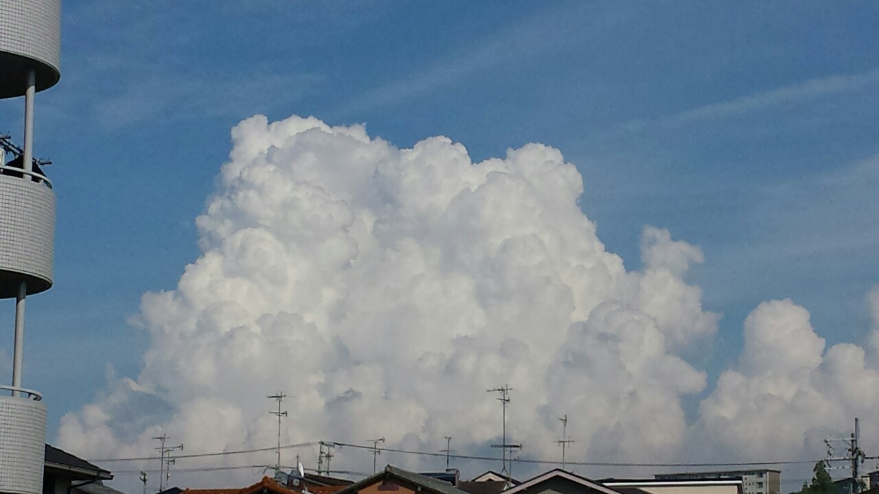 山の如昇りゆく雲夏の空 Manele Note