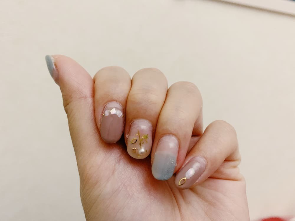 静かに割れた爪を見て 前に進もうと決めた 桃 まいにちエッセイスト Note