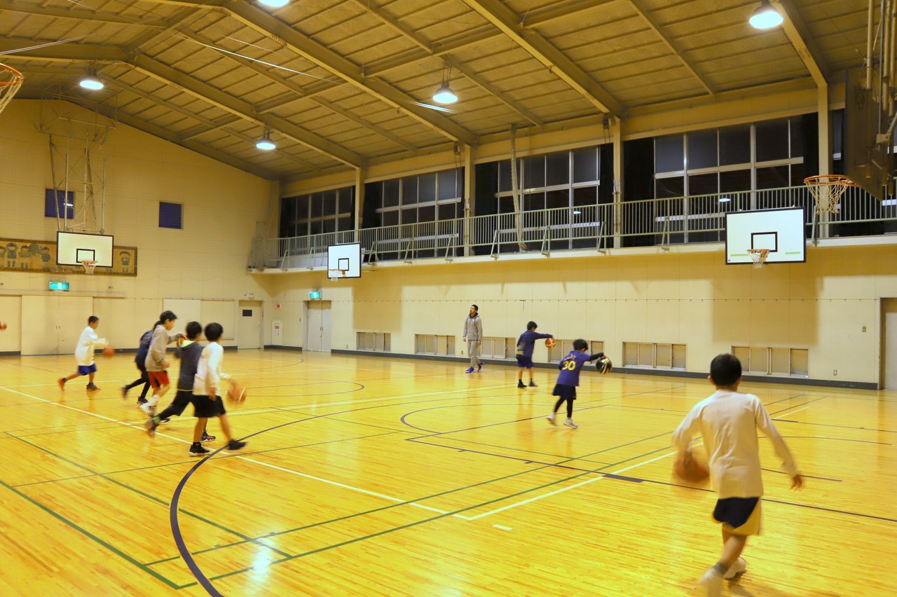 頑張る人に会ってきた 子供たちにバスケを教える 元プロ選手のアキ 浅井 みらの 旅ライター Note