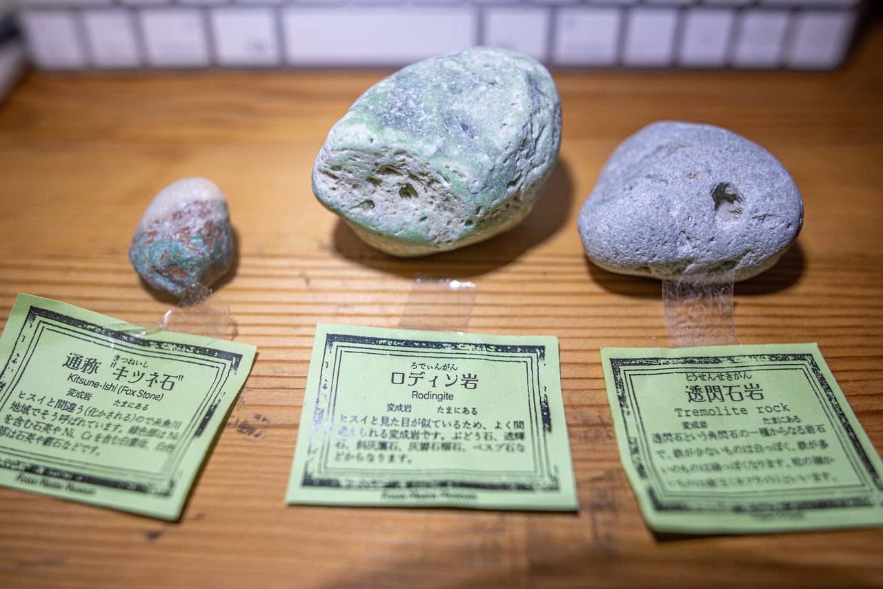 コスモクロア】 ☆215g☆ 原石 翡翠 ヒスイ 鉱物 鑑賞石 糸魚川 水石 自然石 天然石 誕生石 置物 金運 - 科学、自然