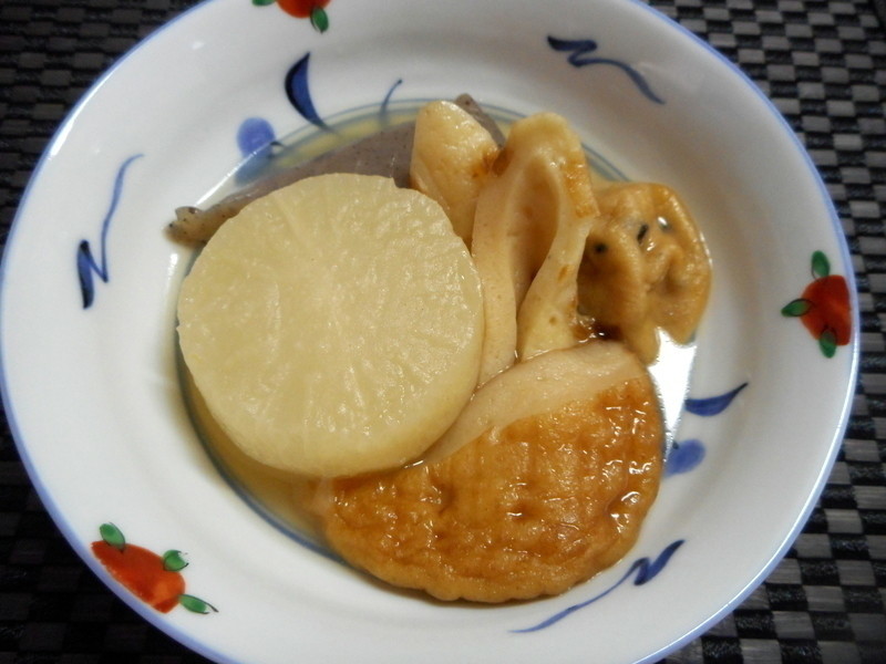 おはようです ๑ ๑ 朝食は昨日のおでん お魚ソーセージ サラダ 紫蘇ひじきのおにぎり 玉ねぎと油揚げのお味噌汁 ๑ ๑ ﾓｸﾞﾓｸﾞ今日も頑張りましょう ウズ Note