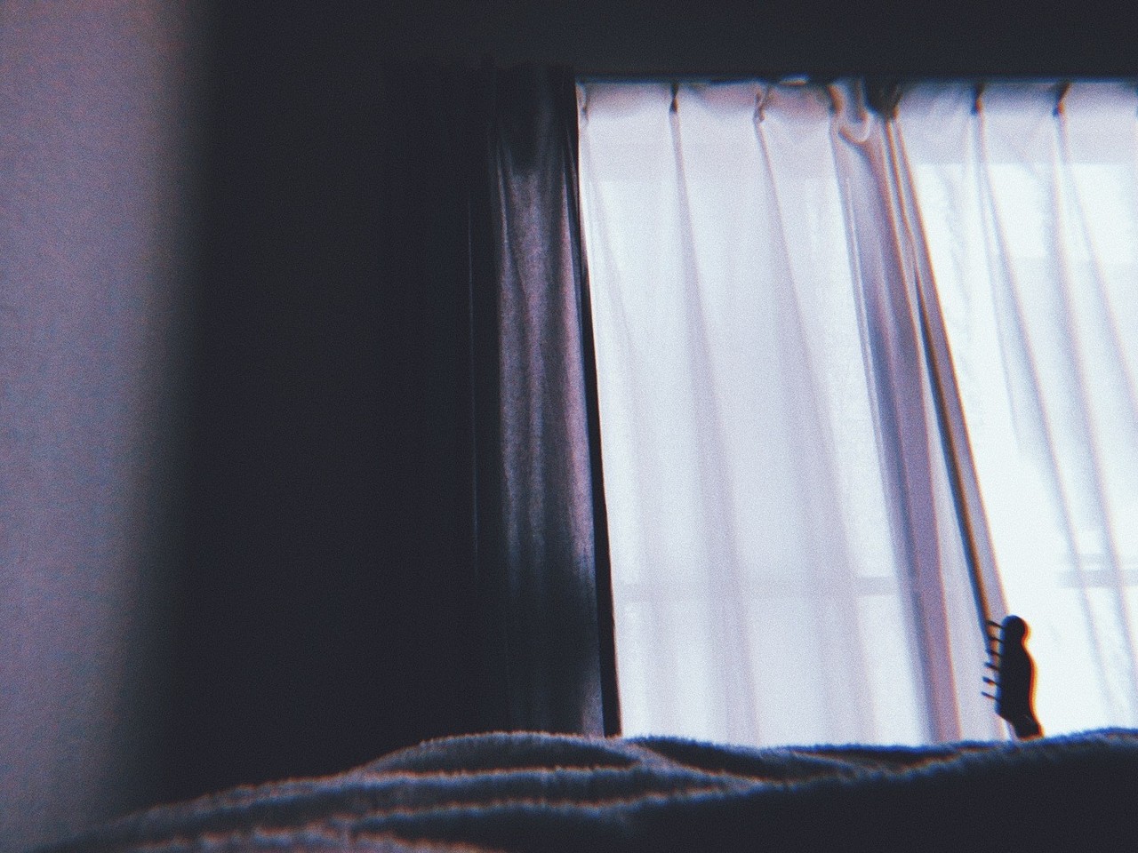 窓際の写真。カーテンが閉められている。