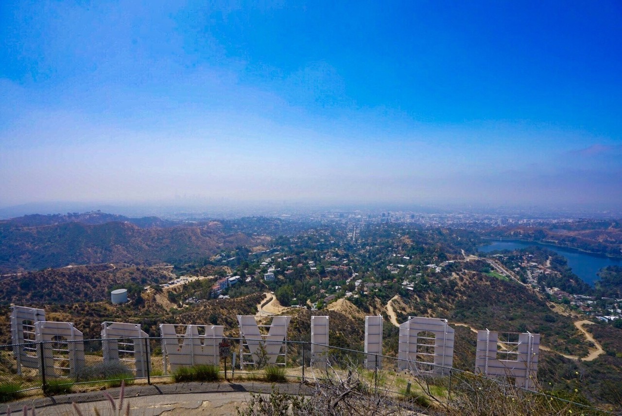 ハリウッドを象徴する例の看板の裏側がロサンゼルス観光にオススメかも 砂流って読めますか