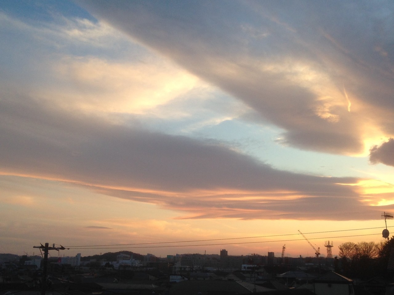 今日の夕方、 相模湾にめっちゃ地震雲出てましたよ。17日は新月