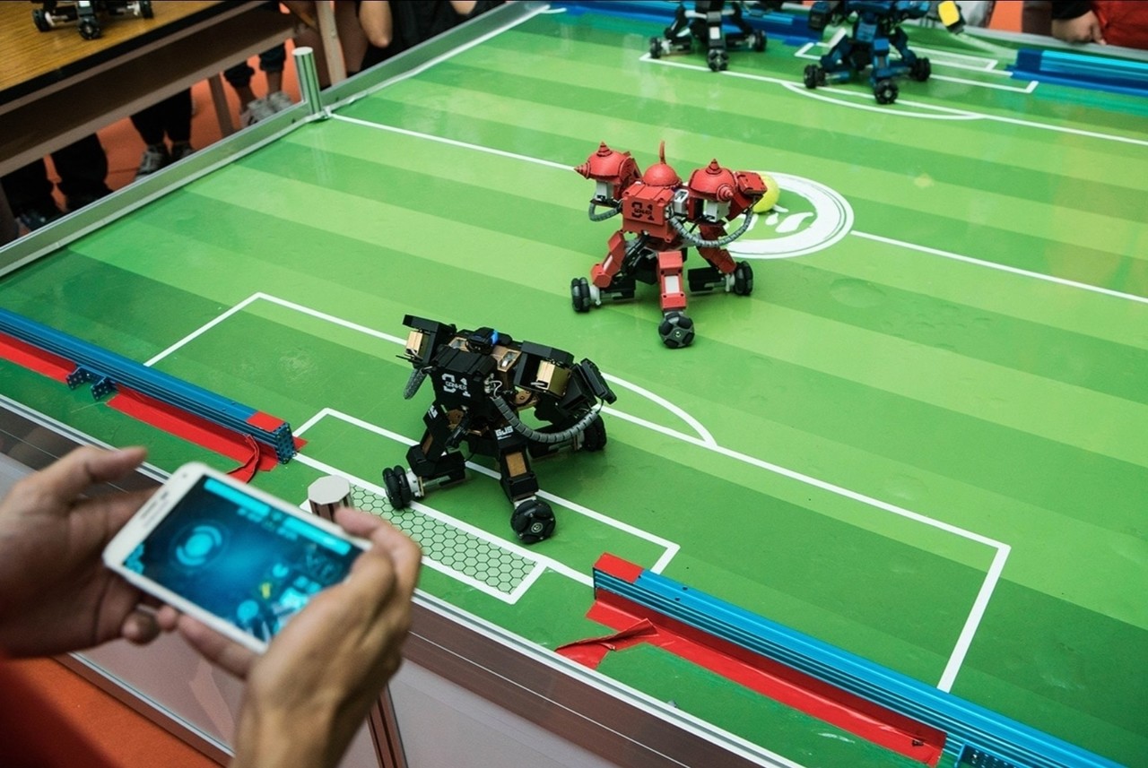 Турнир роботов по футболу. Спортивный робот. Футбол роботов. Футбол робототехника. Робофутбол.