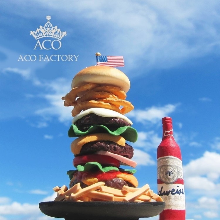 【ニューヨークの思い出】 Φ50×H65mm 樹脂粘土/石塑粘土 他　夏の終わりの一週間、行ってきましたNYCの青空にそびえ立つ高層ビルを迫力のハンバーガーに見立てました。お天気よかった！