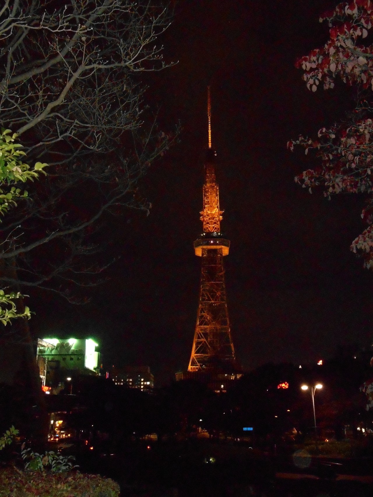 18年11月 ロサンゼルス広場から見た名古屋テレビ塔 夕月 檸檬 ゆづき れもん Note