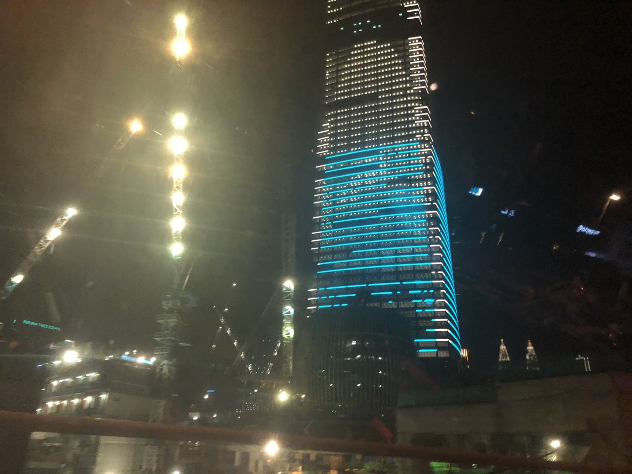 建設中の高層ビルは夜になるとライトアップされて綺麗⭐︎こちら